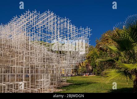 Installation Kunstobjekt namens "The Cloud" im Zentrum von Tirana, Albanien. Entworfen von dem renommierten japanischen Architekten Sou Fujimoto. Stockfoto