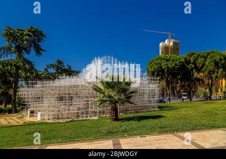 Installation Kunstobjekt namens "The Cloud" im Zentrum von Tirana, Albanien. Entworfen von dem renommierten japanischen Architekten Sou Fujimoto. Stockfoto