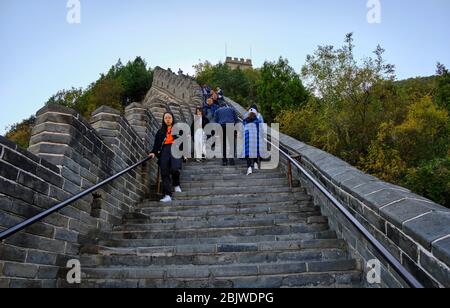 Peking / China - 11. Oktober 2018:Touristen klettern die Juyongguan (Juyong Pass) Chinesische Mauer im Changping Bezirk, ca. 50 Kilometer n Stockfoto