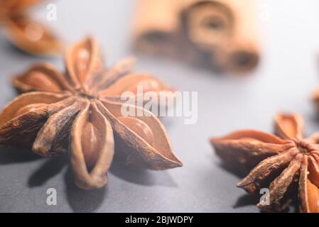 Nahaufnahme des Sterns von Anisbaum auf dem grauen Hintergrund. Platz für Text. Stockfoto