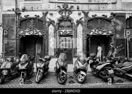 Vor der Jugendstil-Fassade des Animatografo do Rossio-Erwachsenentheaters geparkte Motorroller. Stockfoto