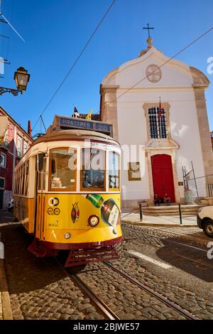 Die Trolleys fahren entlang der Largo Santa Luzia, während sie an der katholischen Kirche Igreja de Santa Luzia im Stadtteil Alfama in Lissabon, Portugal, vorbeifahren. Stockfoto