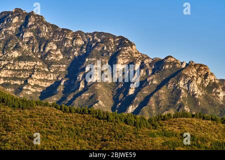 Berge des Juyongguan (Juyong Pass) im Changping Distrikt, etwa 50 Kilometer nördlich von Peking, China, wo die Chinesische Mauer vorbeiführt Stockfoto