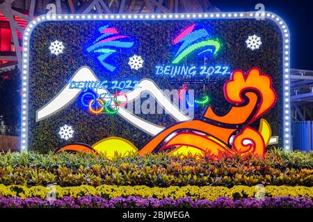 Peking / China - 11. Oktober 2018: Dekorativer Stand zur Förderung der Olympischen Winterspiele 2022 in Peking vor dem Pekinger Nationalstadion ('The Bird's Stockfoto