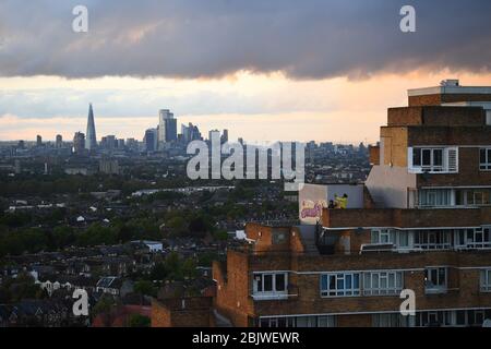 Bewohner eines Wohnblocks in Dawson's Heights, Dulwich, im Süden Londons, applaudieren beim landesweiten Clap for Carers am Donnerstag, um NHS-Arbeiter und Betreuer zu würdigen und zu unterstützen, die gegen die Coronavirus-Pandemie kämpfen. Stockfoto