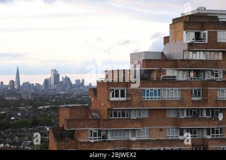 Bewohner eines Wohnblocks in Dawson's Heights, Dulwich, im Süden Londons, applaudieren beim landesweiten Clap for Carers am Donnerstag, um NHS-Arbeiter und Betreuer zu würdigen und zu unterstützen, die gegen die Coronavirus-Pandemie kämpfen. Stockfoto