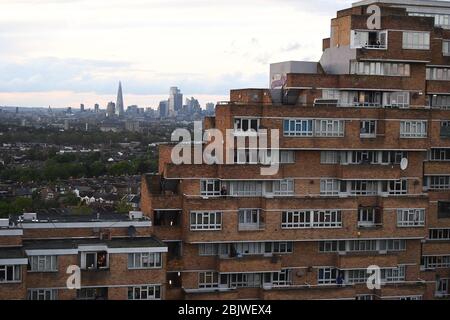 Bewohner eines Wohnblocks in Dawson's Heights, Dulwich, im Süden Londons, applaudieren beim landesweiten Clap for Carers am Donnerstag, um NHS-Arbeiter und Betreuer zu würdigen und zu unterstützen, die gegen die Coronavirus-Pandemie kämpfen. Stockfoto