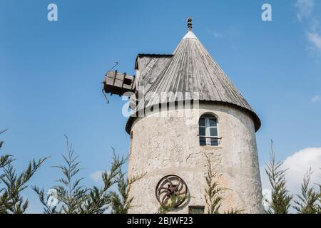 Noirmoutier, Frankreich - 17. März 2016: Ansicht einer alten Steinwindmühle, die für die Insel Noirmoutier ohne Segel nicht benutzt wird Stockfoto