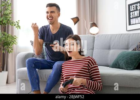 Junges Paar mit Videospielen zu Hause Stockfoto