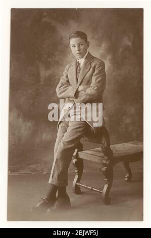 Bild des Jungen, Teenager, im Alter von 1900, mit einem Tweed einreihigen Anzug, abgerundetem Kragen, um 1919, Brondesbury, N.W. London, England, Großbritannien Stockfoto