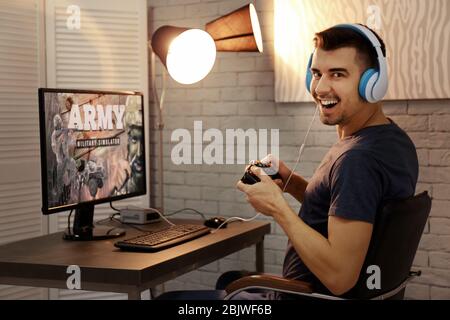 Junge Mann spielt Video Spiele zu Hause Stockfoto