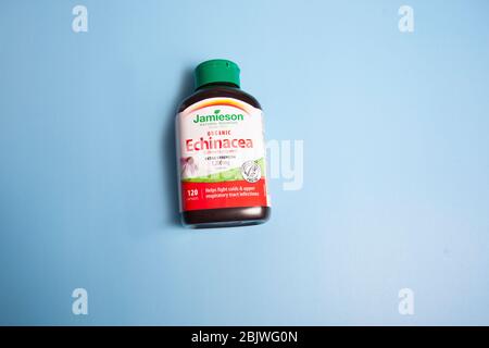 Halifax, Kanada - 11. April 2020: Eine Flasche Jamieson-Vitamin Echinacea Stockfoto