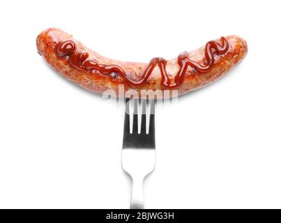 Gabel mit leckeren gegrillten Wurst und Sauce auf weißem Hintergrund Stockfoto