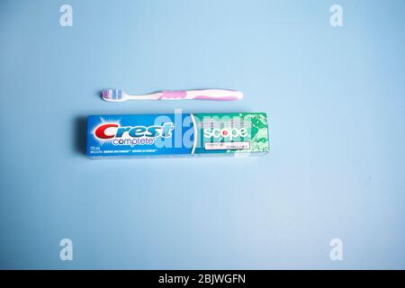 11. April 2020- Halifax, Kanada: Ein Paket von Zahnpasta der Marke Crest mit Scope darin und einer Zahnbürste Stockfoto