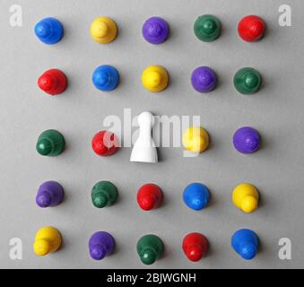 Brettspiel Figuren und eine andere auf grauem Hintergrund Stockfoto