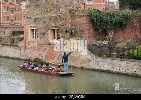 März 2018 - Japanische Touristen, die am Fluss entlang fahren, fahren in einem traditionellen Holzpunt. Stockfoto
