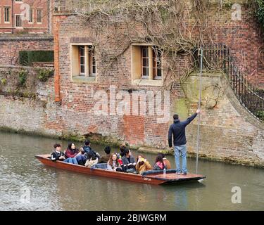 März 2018 - Japanische Touristen, die am Fluss entlang fahren, fahren in einem traditionellen Holzpunt. Stockfoto