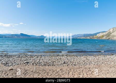 Blick auf den Okanagan See, Strand und blauen Himmel am sonnigen Nachmittag Stockfoto