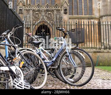 März 2018 - vor den Seitentoren der Kapelle des Kings College, Cambridge, gestapelte Fahrräder. GROSSBRITANNIEN. Stockfoto