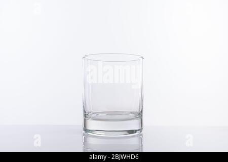 Leere Glasschale auf weißem Hintergrund isoliert. Für Alkohol oder Cocktails Stockfoto
