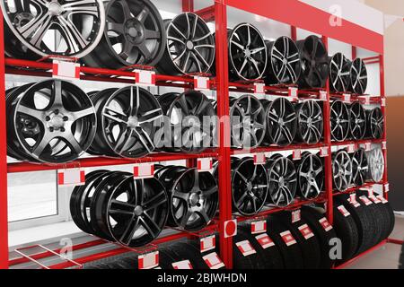 Regale mit Leichtmetallfelgen und Reifen in einem modernen Auto-Service-Center Stockfoto