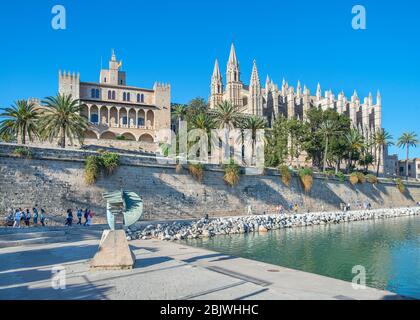 Die Kathedrale und Almudaina Palast aus Parc de la mar, Palma de Mallorca, Baleares, Spanien Stockfoto