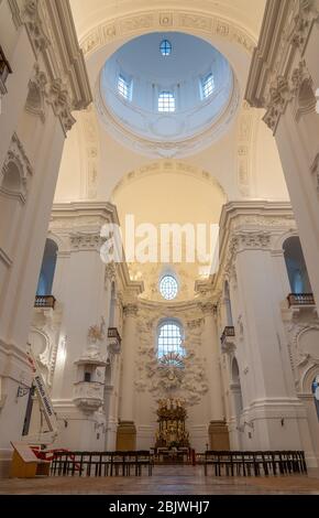 3. Feb 2020 - Salzburg, Österreich: Ansicht des Innenraums der Kollengienkirche mit barocken Dekorationen und Kuppel Stockfoto