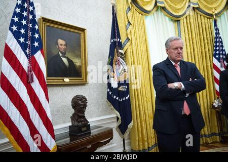 Washington, Usa. April 2020. Stabschef Mark Meadows schaut zu, als Präsident Donald Trump am Donnerstag, den 30. April 2020, im Oval Office des Weißen Hauses mit dem Gouverneur von New Jersey Phil Murphy zusammentrat. Pool Foto von Doug Mills/UPI Credit: UPI/Alamy Live News Stockfoto