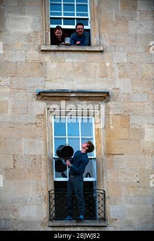 Die Menschen kommen an ihre Fenster, um während der Coronavirus-Pandemie in Bath, Somerset, Unterstützung für das NHS und die Betreuer zu zeigen. Stockfoto