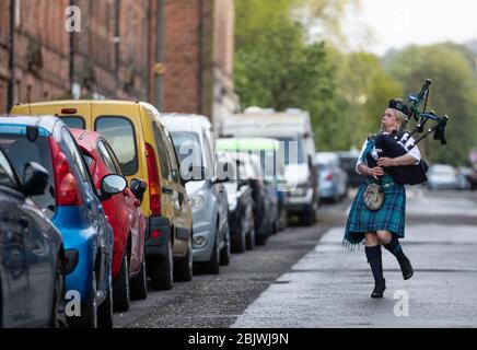 Piper Louise Marshall tritt am Donnerstag in Leith, Edinburgh, beim landesweiten Clap für Betreuer auf, um NHS-Arbeiter und Pfhalter zu erkennen und zu unterstützen, die gegen die Coronavirus-Pandemie kämpfen. Stockfoto