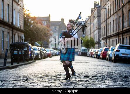 Piper Louise Marshall tritt am Donnerstag in Leith, Edinburgh, beim landesweiten Clap für Betreuer auf, um NHS-Arbeiter und Pfhalter zu erkennen und zu unterstützen, die gegen die Coronavirus-Pandemie kämpfen. Stockfoto