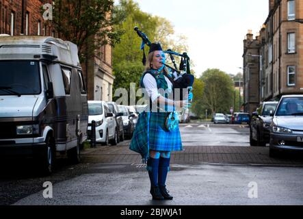 Piper Louise Marshall tritt am Donnerstag in Leith, Edinburgh, beim landesweiten Clap für Betreuer auf, um NHS-Arbeiter und Pfhalter zu erkennen und zu unterstützen, die gegen die Coronavirus-Pandemie kämpfen. Stockfoto