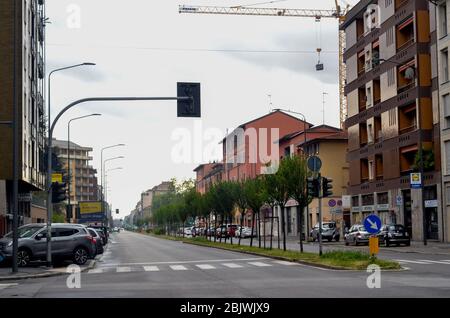 Lombardei, Mailand, Italien. April 2020. (INT) Diebstahl in Mailand inmitten der Coronavirus-Pandemie 30. April 2020, Mailand, Italien:das Maß der Isolation in der Stadt und mit der Schließung des Geschäfts und fast keine Bewegung in der Stadt weiter, Die Marginalität nimmt zu und damit versuchten Räuber, die Glastür eines Geschäfts in der Viale Monza in Mailand zu stehlen.Quelle: Josi Donelli/Thenews2 Quelle: Josi Donelli/TheNEWS2/ZUMA Wire/Alamy Live News Stockfoto