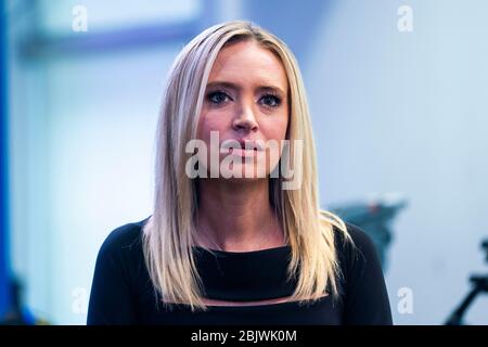 Washington, DC, USA. April 2020. Pressesprecher des Weißen Hauses Kayleigh McEnany spricht im Pressesprecherzimmer des Weißen Hauses in Washington, DC, USA, am 30. April 2020 zu den Medien. McEnany sprach über Präsident Trump auf die laufende Reaktion auf die Coronavirus COVID-19 Pandemie.Quelle: Jim LoScalzo/Pool via CNP.Nutzung weltweit Quelle: dpa/Alamy Live News Stockfoto