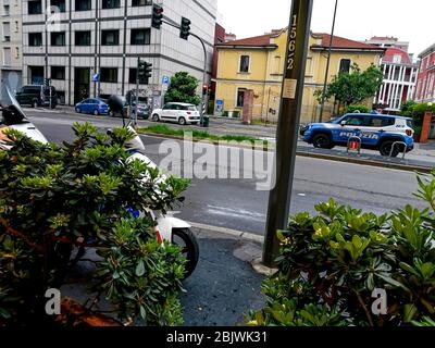 Lombardei, Mailand, Italien. April 2020. (INT) Diebstahl in Mailand inmitten der Coronavirus-Pandemie 30. April 2020, Mailand, Italien:das Maß der Isolation in der Stadt und mit der Schließung des Geschäfts und fast keine Bewegung in der Stadt weiter, Die Marginalität nimmt zu und damit versuchten Räuber, die Glastür eines Geschäfts in der Viale Monza in Mailand zu stehlen.Quelle: Josi Donelli/Thenews2 Quelle: Josi Donelli/TheNEWS2/ZUMA Wire/Alamy Live News Stockfoto