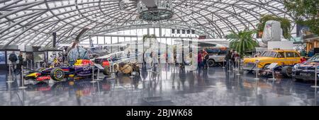 3. Feb 2020 - Salzburg, Österreich: Panoramablick auf die Halle der Flying Bulls im Hangar-7 mit Touristen Stockfoto