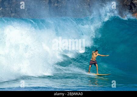 Long Board Surfer (Modell veröffentlicht) in Kealakekua Bay, Hawaii Stockfoto