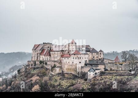 Burg zu Burghausen, Burgkomplex auf einem Hügel am Fluss während regnerischer Tage in Burghausen, Deutschland Stockfoto