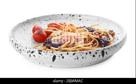 Köstliche Pasta mit Tomatensauce auf Teller vor weißem Hintergrund Stockfoto
