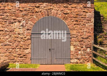 Morgantown, PA / USA - 29. April 2020: Eine runde Außentür auf einem historischen Steingebäude im ländlichen Pennsylvania. Stockfoto