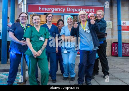 Southend-on-Sea, Großbritannien. April 2020 30. Mitarbeiter des Gesundheitswesens außerhalb der Notaufnahme des Southend Krankenhauses während eines Clap for Care-Tributs in der COVID-19-Pandemie. Das Personal in Schutt und Uniform posiert zusammen, einige geben Daumen-nach-oben-Gesten, was Solidarität und öffentliche Wertschätzung widerspiegelt. Penelope Barritt/Alamy Live News Stockfoto