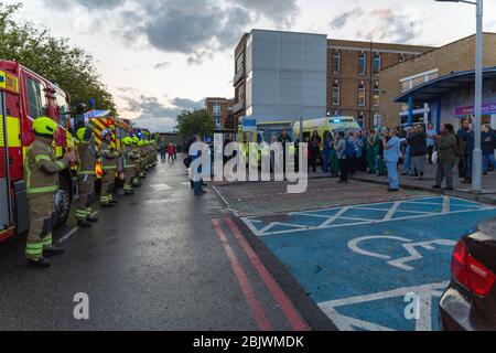 Southend-on-Sea, Großbritannien. April 2020. Krankenschwestern, Ärzte und NHS-Mitarbeiter am Eingang zur A&E-Abteilung, Southend University Hospital, für den wöchentlichen Clap für Betreuer während der Corona-Virus-Pandemie. Penelope Barritt/Alamy Live News Stockfoto