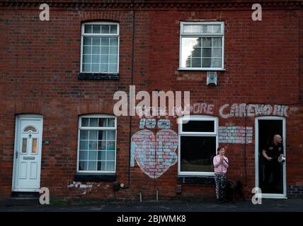 Anstey, Leicestershire, Großbritannien. April 2020. Kevin und Ayla ward applaudieren, um ihre Anerkennung für die NHS-Arbeiter und Kapitän Tom Moore während der Veranstaltung zum Lockdown Clap for Carers während der Pandemie zu zeigen. Credit Darren Staples/Alamy Live News. Stockfoto