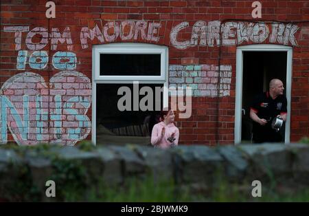 Anstey, Leicestershire, Großbritannien. April 2020. Kevin und Ayla ward applaudieren, um ihre Anerkennung für die NHS-Arbeiter und Kapitän Tom Moore während der Veranstaltung zum Lockdown Clap for Carers während der Pandemie zu zeigen. Credit Darren Staples/Alamy Live News. Stockfoto