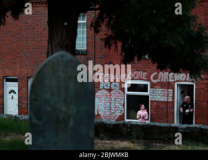 Anstey, Leicestershire, Großbritannien. April 2020. Kevin und Ayla ward applaudieren, um ihre Anerkennung für die NHS-Arbeiter und Kapitän Tom Moore während der Veranstaltung zum Lockdown Clap for Carers während der Pandemie zu zeigen. Credit Darren Staples/Alamy Live News. Stockfoto