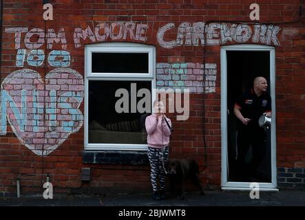 Anstey, Leicestershire, Großbritannien. April 2020. Kevin und Ayla ward applaudieren, um ihre Anerkennung für die NHS-Arbeiter und Kapitän Tom Moore während der Veranstaltung zum Lockdown Clap for Carers während der Pandemie zu zeigen. Credit Darren Staples/Alamy Live News. Stockfoto