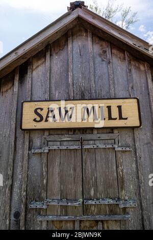 Morgantown, PA / USA - 29. April 2020: Eine Sägemühle Holzhütte im ländlichen Pennsylvania. Stockfoto