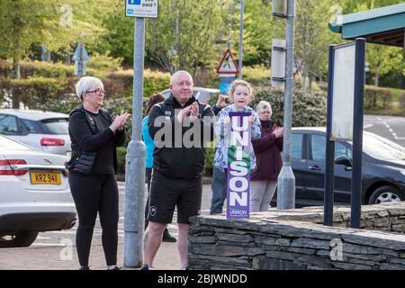 Coleraine, Nordirland. 30. April 2020 Ärzte Krankenschwestern und Unterstützer des NHS klatschten am Donnerstagabend vor dem Causeway Hospital. PIC Credit: Steven McAuley/Alamy Live News Stockfoto