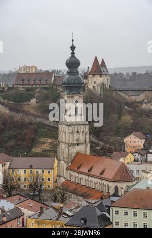 Uhrturm in Burghausen am Fuße des Schlosskomplexes Stockfoto