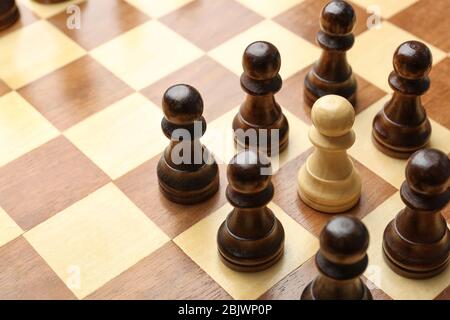 Holzschachfiguren und eine andere an Bord Stockfoto
